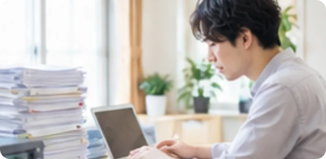 事業所の書類を整理するスタッフのイメージ